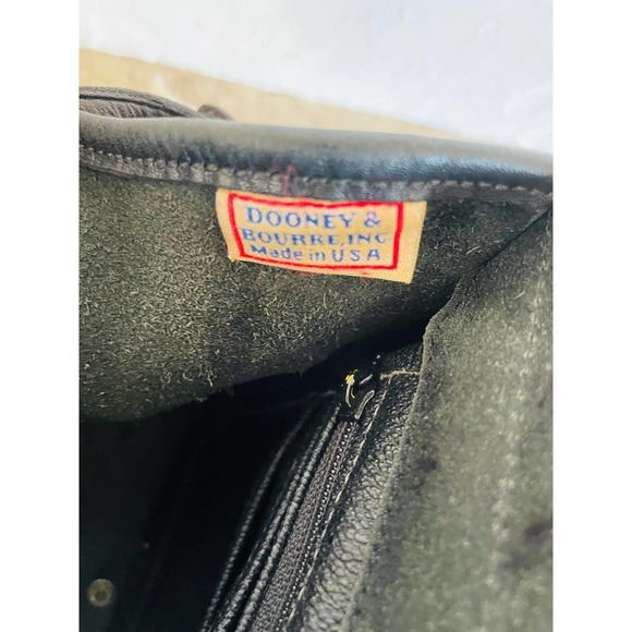Vtg Dooney and Bourke large Essex blackpebble crossbody, shoulder bag style R65 - Picture 10 of 10